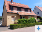haus und parkplatz