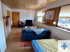 Zimmer 1 mit drehbarem Fernseher